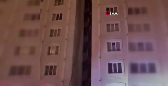 Kahramanmaraş’ta Apartman Çatısında Yangın Çıktı