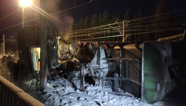 Rusya’da yolcu treni ve yük treni çarpıştı