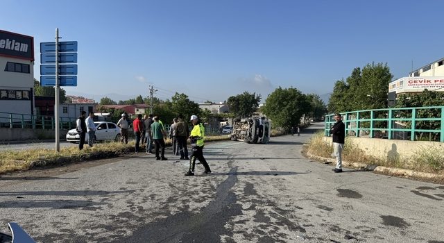 Kahramanmaraş’ta işçi servisi ile otomobilin çarpıştığı kazada 12 kişi yaralandı