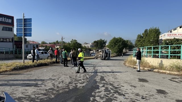 Kahramanmaraş’ta işçi servisi ile otomobilin çarpıştığı kazada 12 kişi yaralandı