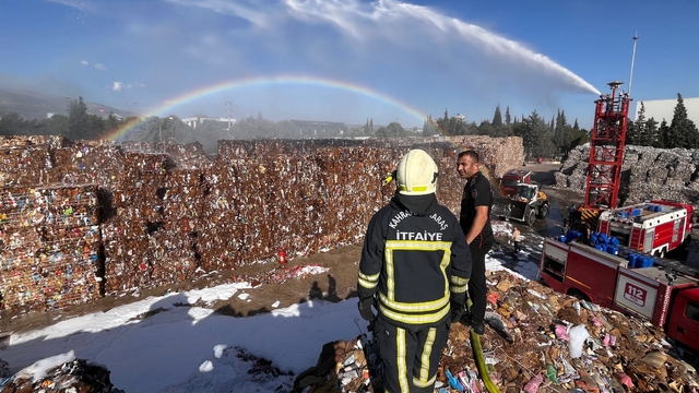 Kahramanmaraş’ta kağıt fabrikasının bahçesinde çıkan yangın söndürüldü