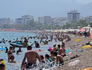 Antalya’da deniz bile yanıyor! Sıcaklık 32 dereceye ulaştı