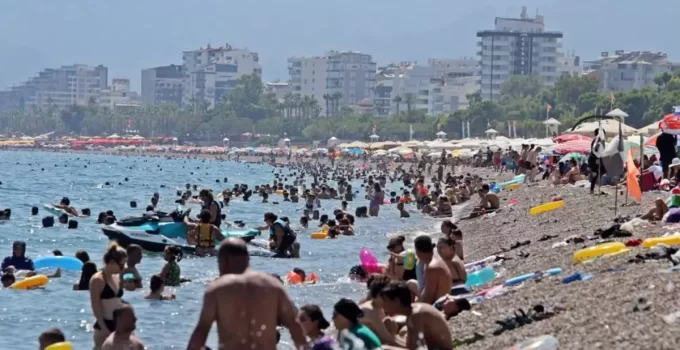 Antalya’da deniz bile yanıyor! Sıcaklık 32 dereceye ulaştı
