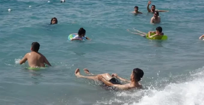 Türkiye’de ilk ve tek! Dermatologların önerdiği plaj doldu taştı