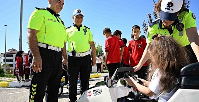 Elazığ’da çocuklar trafik kurallarını eğlenerek öğrendi
