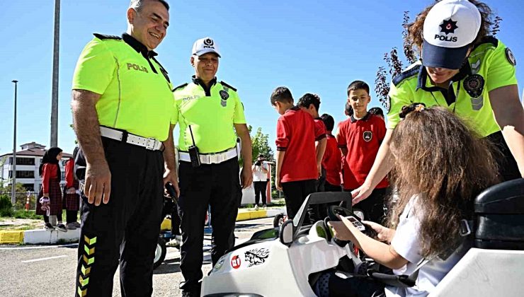 Elazığ’da çocuklar trafik kurallarını eğlenerek öğrendi